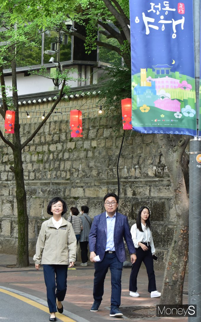 [머니S포토] '정동야행' 정동길 찾은 오유경 식약처장