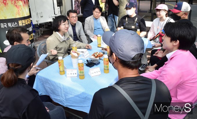 [머니S포토] 오유경 처장, 푸드트럭협회·자영업자 만나… 건의사항 청취