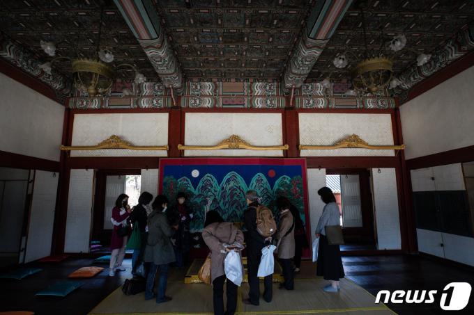 서울 중구 덕수궁을 찾은 관람객들이 함녕전 내부를 관람하고 있다. 2022.3.29/뉴스1 ⓒ News1 유승관 기자