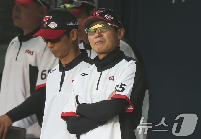 [사진] 경기 지켜보는 염경엽 감독