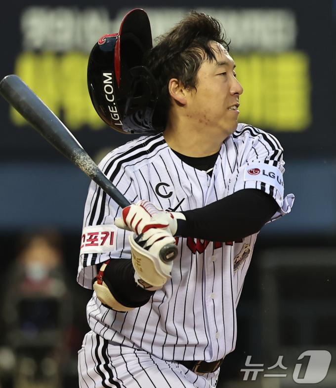 [사진] LG 김현수, 헬멧이 벗겨지도록