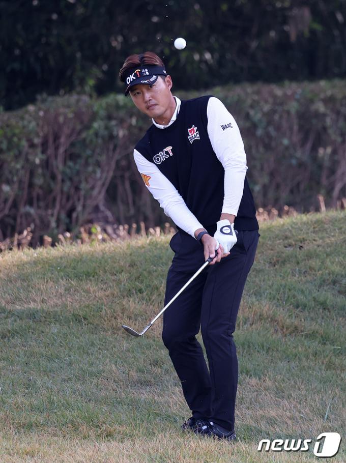 이태희가 26일 부산 기장군 아시아드컨트리클럽에서 열린 한국프로골프(KPGA) 코리안투어 백송홀딩스-아시아드CC 부산오픈 1라운드에서 14번홀 어프로치샷을 하고 있다.(KPGA 제공) 2023.10.26/뉴스1