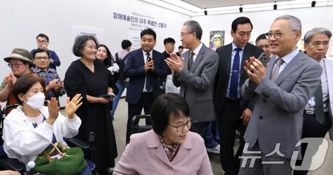 [사진] ‘장애예술인의 아주 특별한 선물 展’  관람하는 유인촌 장관