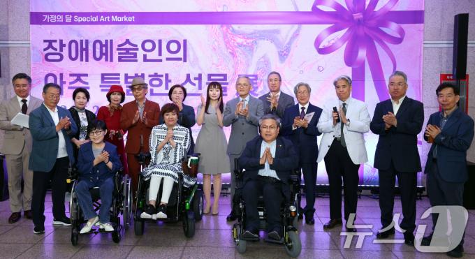 [사진] ‘장애예술인의 아주 특별한 선물 展’ 개막식 참석한 유인촌 장관