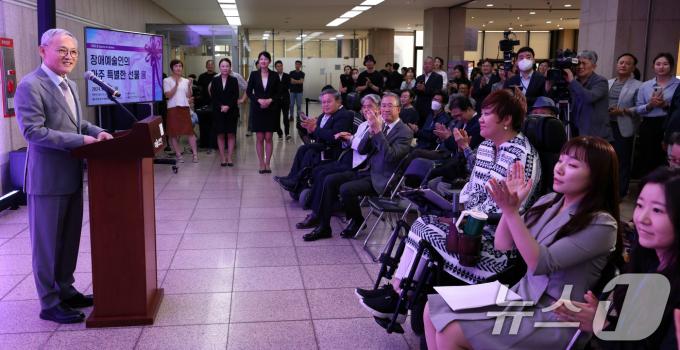 [사진] ‘장애예술인의 아주 특별한 선물 展’  축사하는 유인촌 장관