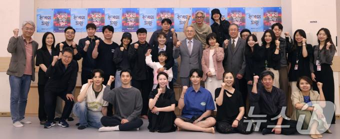 [사진] '천개의파랑' 출연진 만난 유인촌 장관