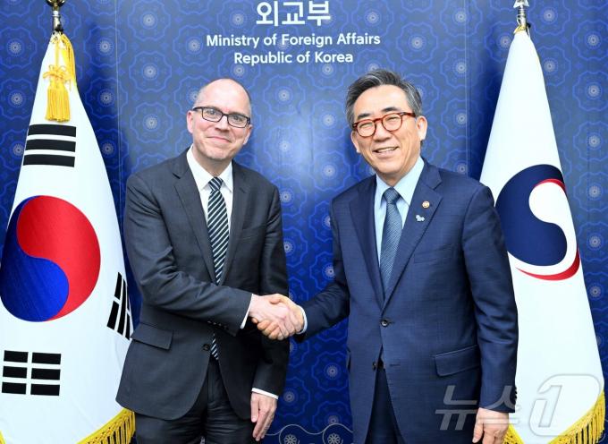 조태열 외교부 장관, 제이슨 매씨니 미국 랜드연구소 회장.(외교부 제공)