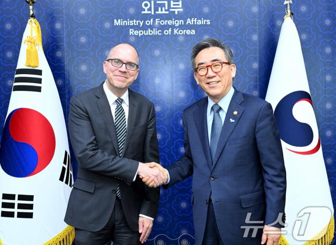 [사진] 미국 랜드연구소 회장 접견한 조태열 장관