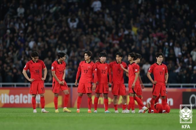 한국 U-20 대표팀이 15일 우즈베키스탄 타슈켄트 분요드코르 스타디움에서 열린 2023 아시아축구연맹(AFC) U-20 아시안컵 4강전 우즈베키스탄과의 경기에서 패배한 뒤 아쉬워하고 있다. (대한축구협회 제공) 2023.3.16/뉴스1