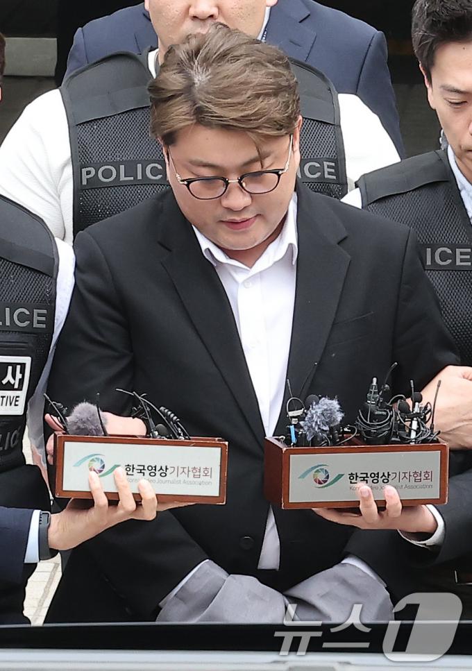 '음주 뺑소니' 혐의를 받는 가수 김호중이 24일 서울 서초구 서울중앙지방법원에서 열린 구속 전 피의자 심문(영장실질심사)을 마친 후 호송 차량으로 이동하고 있다. 2024.5.24/뉴스1 ⓒ News1 김성진 기자