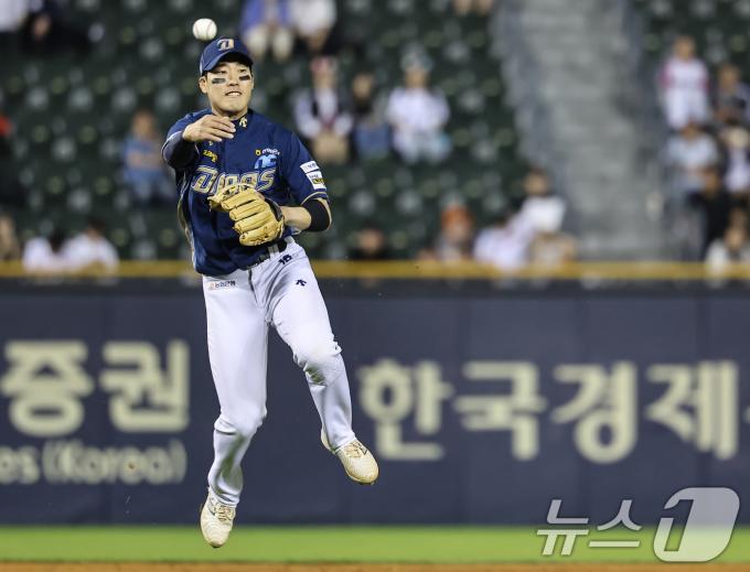 [사진] NC 도태훈, 나비처럼 날아서