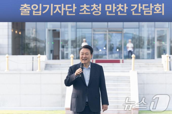 [사진] 윤석열 대통령, 출입기자단 초청 만찬 간담회