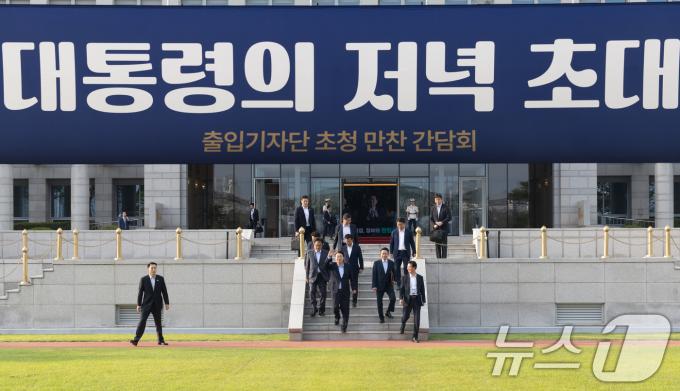 [사진] 윤 대통령, 출입기자단 초청 만찬 간담회