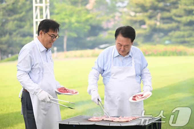 [사진] 기자단 만찬, 고기굽는 윤석열 대통령