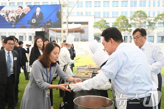 [사진] 윤 대통령, 기자단 만찬에 직접 배식