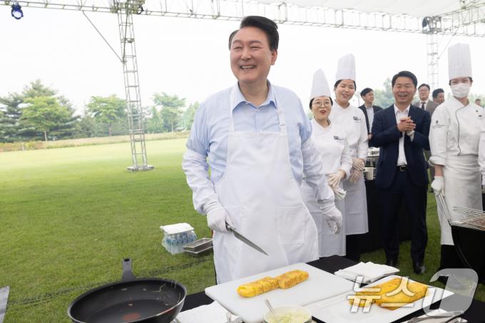 [사진] 기자단 만찬, 직접 요리하는 윤 대통령