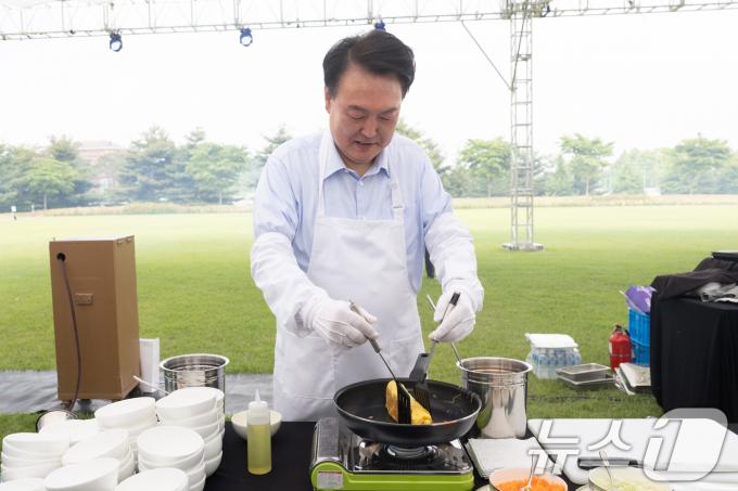 [사진] 출입기자단 만찬, 앞치마 두르고 요리하는 윤 대통령
