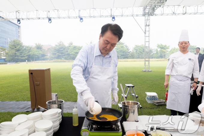 [사진] 직접 계란말이 만드는 윤석열 대통령
