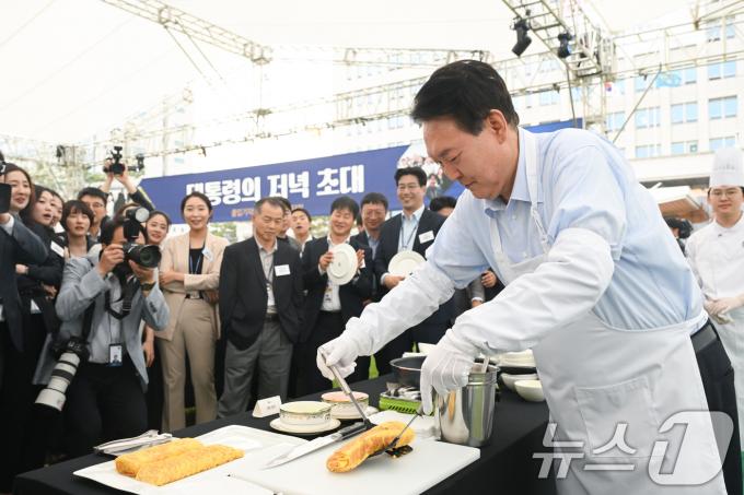[사진] 직접 계란말이 만드는 윤석열 대통령