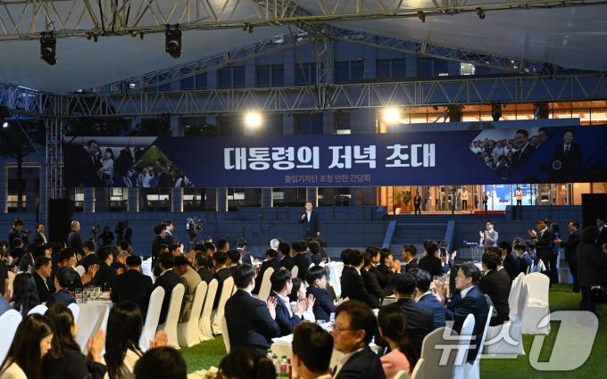 [사진] 윤석열 대통령, 출입기자단 만찬 간담회