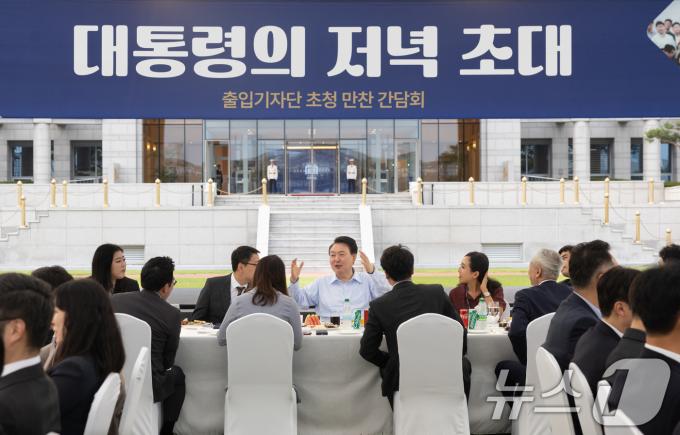 [사진] 출입기자들과 만찬 간담회하는 윤 대통령