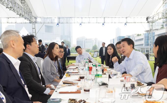 [사진] 기자들과 대화하는 윤석열 대통령