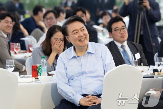 [사진] 출입기자들과 만찬 갖는 윤 대통령