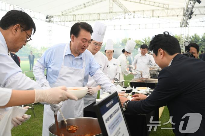 윤석열 대통령이 24일 오후 용산 대통령실 잔디마당에서 열린 출입기자단 초청 만찬 간담회에서 김치찌개를 배식하고 있다. (대통령실 제공) 2024.5.24/뉴스1 ⓒ News1 안은나 기자