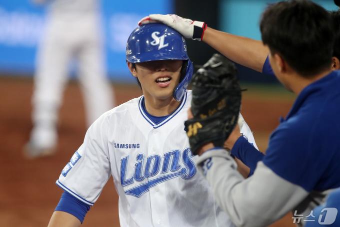 8일 오후 대구 삼성라이온즈파크에서 열린 프로야구 '2024 신한 SOL 뱅크 KBO리그' KIA 타이거즈와 삼성 라이온즈의 경기, 7회말 삼성 7번타자 이재현이 좌월 1점 홈런을 친 뒤 동료들의 축하를 받고 있다. 2024.5.8/뉴스1 ⓒ News1 공정식 기자