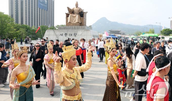 24일 서울 광화문광장에서 열린 서울세계도시문화축제에서 세계 전통의상 퍼레이드가 열리고 있다. 올해 축제는 '문화로 동행(同行)하는 세계와 서울'을 주제로 광화문광장, 청계광장·청계로 일대에서 이날부터 26일까지 열린다. 2024.5.24/뉴스1 ⓒ News1 김명섭 기자