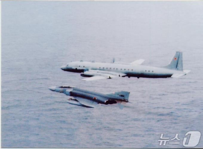 지난 1998년 2월 17일 F-4D '팬텀' 전투기가 동해 상공에 출연한 러시아 IL-20 정찰기를 식별해 차단하는 모습. (공군 제공) 2024.5.12/뉴스1