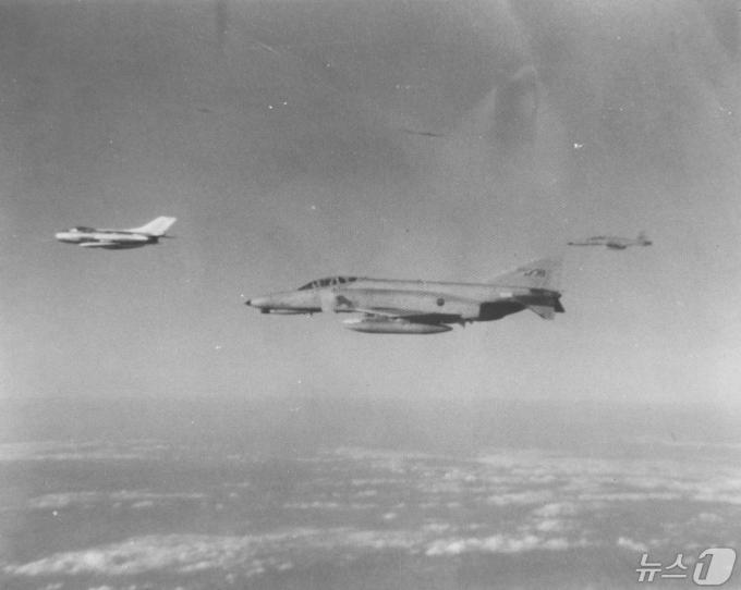 지난 1983년 2월 25일 공군 F-4E '팬텀' 전투기가 서해 연평도 상공을 통해 귀순한 MiG-19기를 안전하게 유도하는 모습. (공군 제공) 2024.5.12/뉴스1