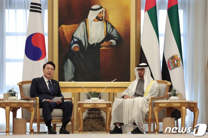 윤석열 대통령이 지난해 1월 15일(현지시간) 아랍에미리트(UAE) 아부다비 카사르 알 와탄에서 열린 모하메드 빈 자이드 알 나하얀 UAE 대통령과의 확대회담에서 발언하고 있다. (대통령실 제공) 2023.1.16/뉴스1 ⓒ News1 안은나 기자