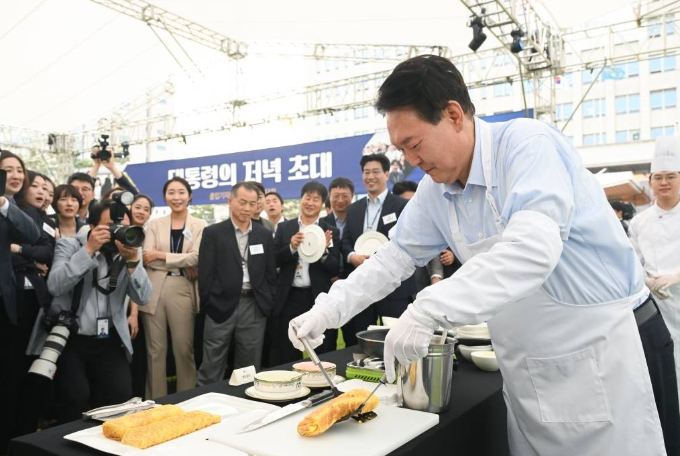 윤석열 대통령이 24일 오후 용산 대통령실 잔디마당에서 열린 출입기자단 초청 만찬 간담회에서 계란말이를 만들고 있다./사진=대통령실