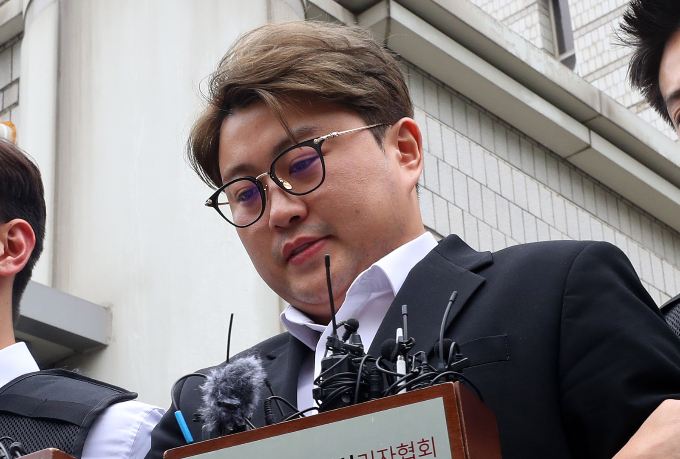 음주 뺑소니 혐의를 받고 있는 트로트 가수 김호중이 24일 서울 서초구 서울중앙지방법원에서 열린 영장실질심사(구속 전 피의자심문)을 마친 뒤 법원을 나서고 있다./사진=뉴시스