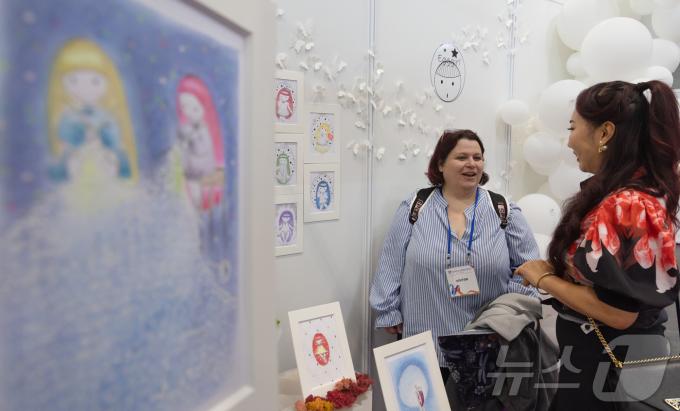 [사진] 별을 먹고 사는 일곱 요정 이야기 동화 '에그걸' 소개하는 문어여왕