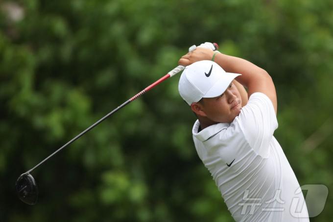 김주형(22·나이키골프)이 PGA투어 찰스 슈왑 챌린지 2라운드에서 샷을 날리고 있다. ⓒ AFP=뉴스1