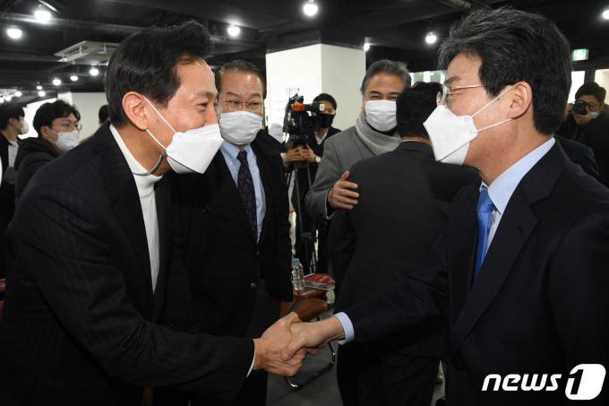 오세훈 전 서울시장과 유승민 전 의원이 20일 오후 서울 여의도 국민의힘 당사에서 열린 '박원순 시정 잃어버린 10년, 재도약을 위한 약속' 발표회에서 인사를 하고 있다. 2021.1.20/뉴스1 ⓒ News1 성동훈 기자
