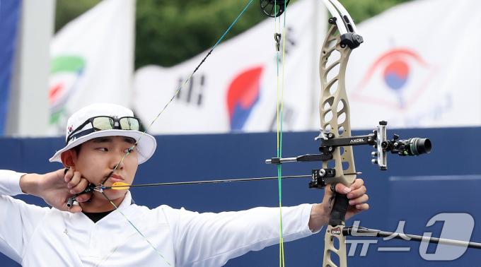 [사진] '컴파운드 혼성 단체 동메달 결정전' 집중하는 양재원