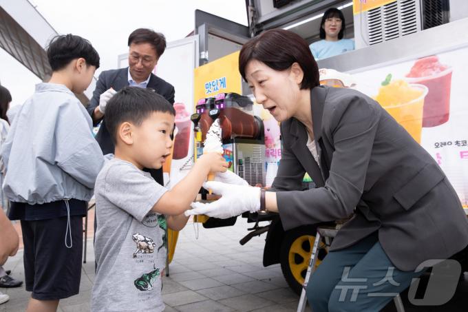 [사진] 간식 전달하는 한화진 장관