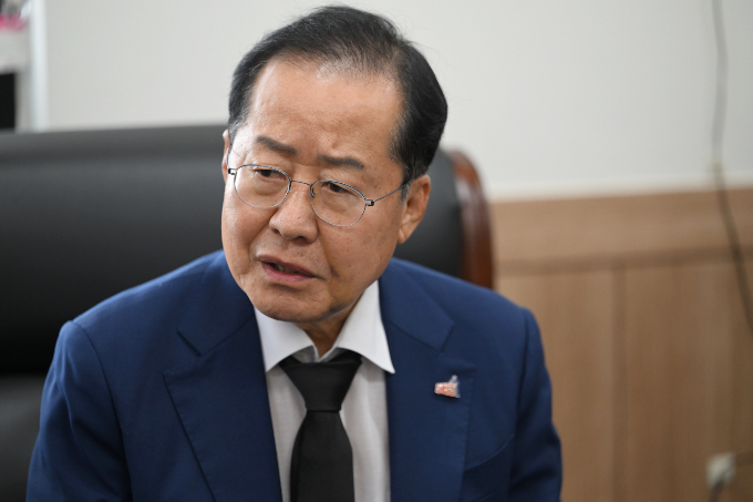 홍준표 대구시장이 17일 오전 광주 북구 운정동 국립5·18민주묘지를 찾아 참배객대기실에서 강기정 광주시장을 만나 대화하고 있다./사진=뉴시스