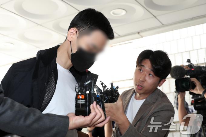지난해 12월 10대들에게 경복궁 낙서를 지시한 혐의를 받는 '이 팀장' A 씨가 25일 오후 서울 서초구 서울중앙지방법원에서 열린 구속 전 피의자 심문(영장실질심사)에 출석하고 있다. 불법 사이트 운영자인 A 씨는 지난해 12월 16일 경복궁 영추문, 국립고궁박물관, 서울경찰청 동문 담벼락에 스프레이를 이용해 '영화공짜 윌OO티비.com feat 누누'라는 약 30m 문구를 낙서하도록 지시한 혐의를 받는다. 2024.5.25/뉴스1 ⓒ News1 이승배 기자