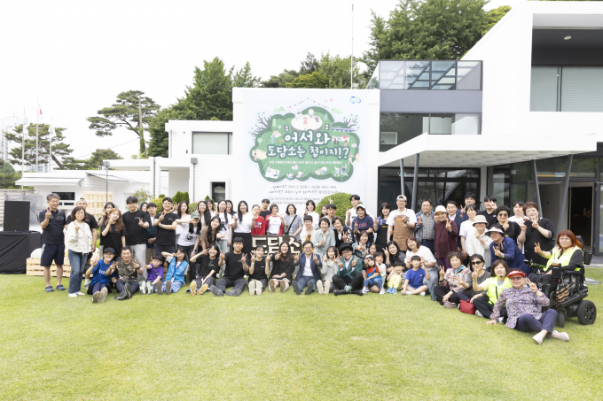김동연 경기도지사(앞줄 왼쪽으로부터 9번째)가 25일 도담소(구 도지사관사)를 찾은 도민들과 소통하는 시간을 가지고 방문객과 사진촬영을 하고 있다. / 사진제공=경기도 