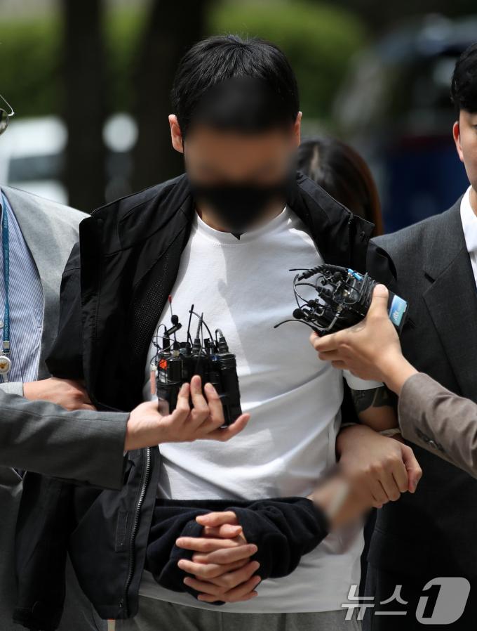 [사진] 경복궁 낙서 배후 '이 팀장'  영장심사 출석