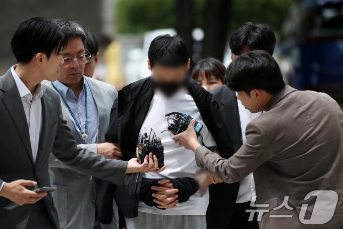 [사진] 구속영장 심사 출석하는 경복궁 낙서 지시 배후 '이 팀장'