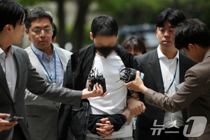 [사진] 구속 전 피의자 심문 출석하는 경복궁 낙서 지시 배후