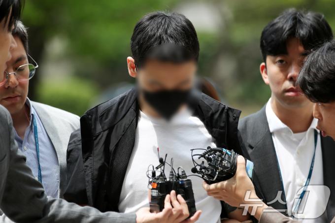 [사진] 고개 숙이고 영장심사 출석하는 '낙서 지시' 배후 이 팀장