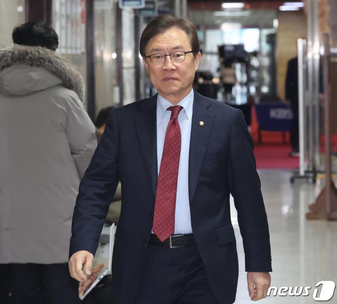 최재형 국민의힘 의원이 23일 서울 여의도 국회에서 열릴 정개특위 선거구 획정 관련 회의에 참석하고 있다. 2024.2.23/뉴스1 ⓒ News1 송원영 기자