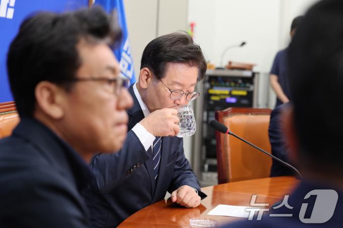 [사진] 목 축이는 이재명 대표