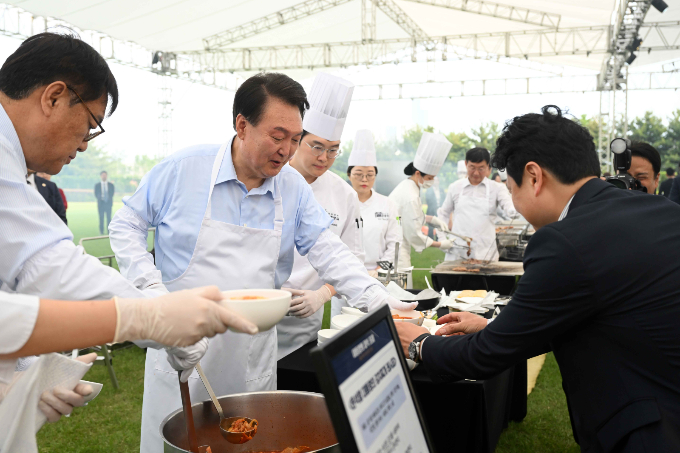 윤석열 대통령이 24일 서울 용산 대통령실 잔디마당에서 열린 출입기자단 초청 만찬 간담회에서 직접 조리한 김치찌개, 계란말이, 스테이크를 출입기자들에게 배식하고 있다./사진=대통령실 제공
